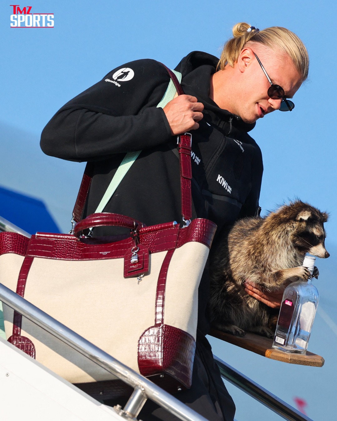 ⚽✈️ Erling Haaland returned to Norway with an unusual souvenir—a stuffed raccoon drinking whiskey.

📷: Getty