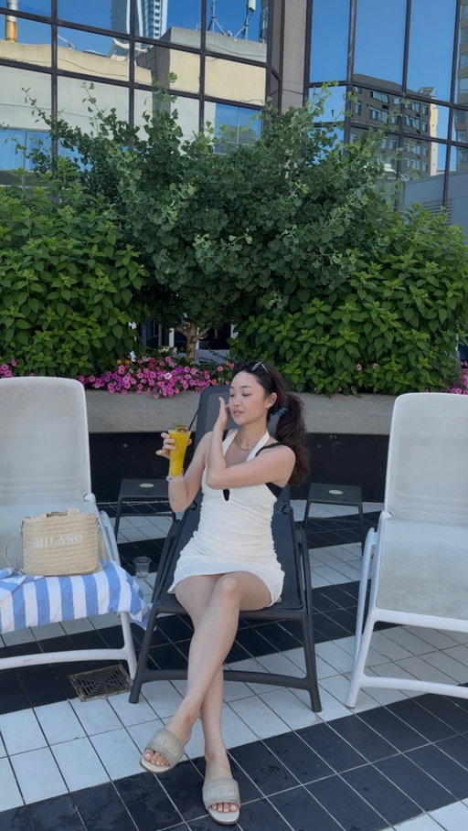 🌊 Rooftop pool days > everything else. 

One of my favourite summer spots in Toronto. @radissonblutoronto 

#LakeviewPoolLounge #RadissonBluToronto