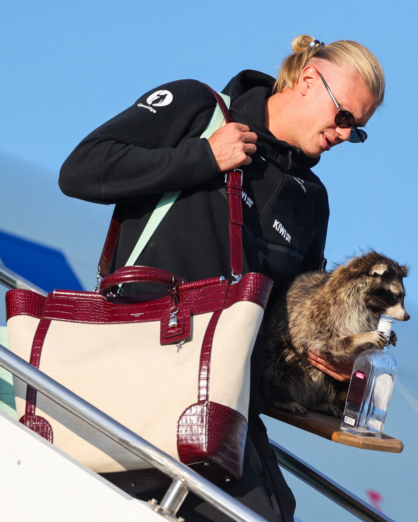 Following the England vs. Norway World Cup match on Saturday, @Erling Haaland has touched down back in Oslo...and it looks like he picked up a little friend along the way. 🦝 

Images: Getty