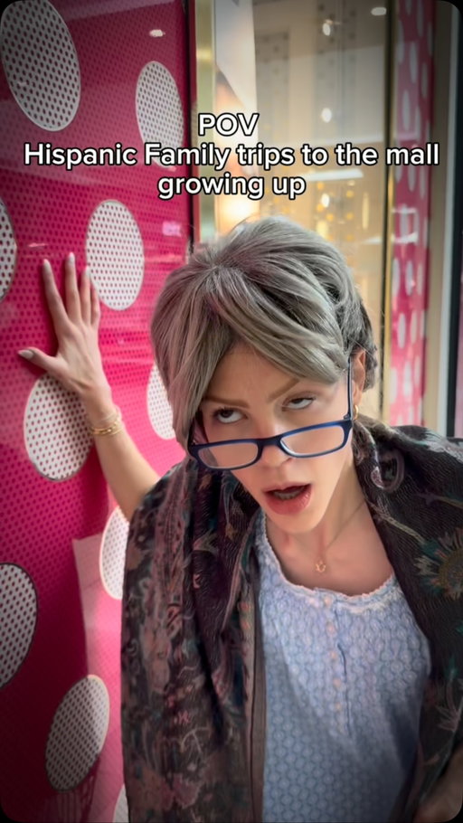 Abuela always with the atención baja 😓

#abuela #latinos #comedia #hispanic #family