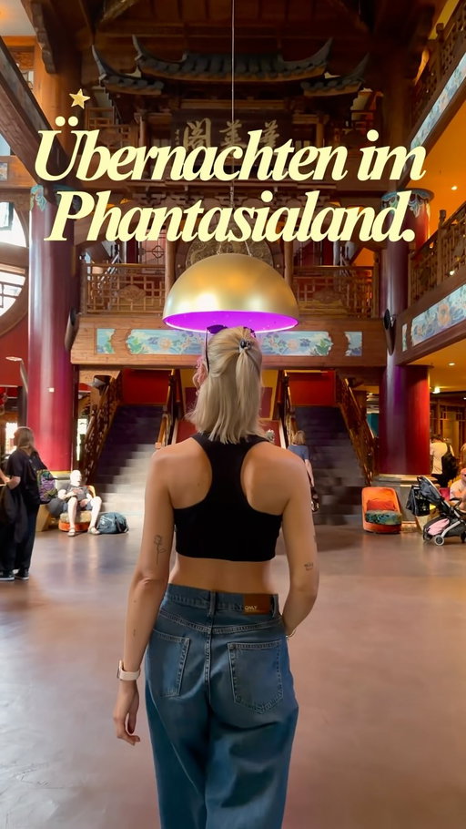 anzeige| Ich habe schon in vielen Freizeitparkhotels übernachtet, aber nur hier fühlt es sich so an, als würde man den Park gar nicht verlassen. 🧡

Im Erlebnis-Hotel Ling Bao bist du nach wenigen Schritten wieder mitten im Phantasialand, kannst zwischendurch im Pool oder Spa entspannen und den Tag ganz ohne Stress genießen.

Genau deshalb gönne ich mir hier mittlerweile jedes Jahr einen kleinen Kurzurlaub. ✨

Warst du schon einmal im Hotel Ling Bao oder würdest du dort gern übernachten? 🏮

#phantasialand #lingbao #erlebnishotel #freizeitpark #kurzurlaub
