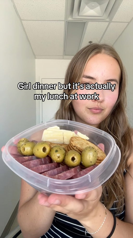 You can bring a charcuterie board anywhere if you try hard enough ✨🤷‍♀️

#girldinner #olive #greenbowlolives