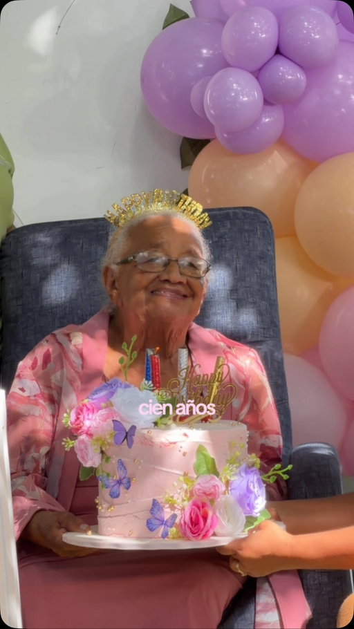 mamá cumplió 100 años esta semana 🥹🤍 Gracias a Dios por esta bendición. Los que tienen la dicha de conocerla saben lo special que es, y que definitivamente es una de las favoritas de Dios. Que Dios la cuide y la proteja de todo mal. La amo mucho mamá, que cumpla muchos más <3 - su nieta más pequeña