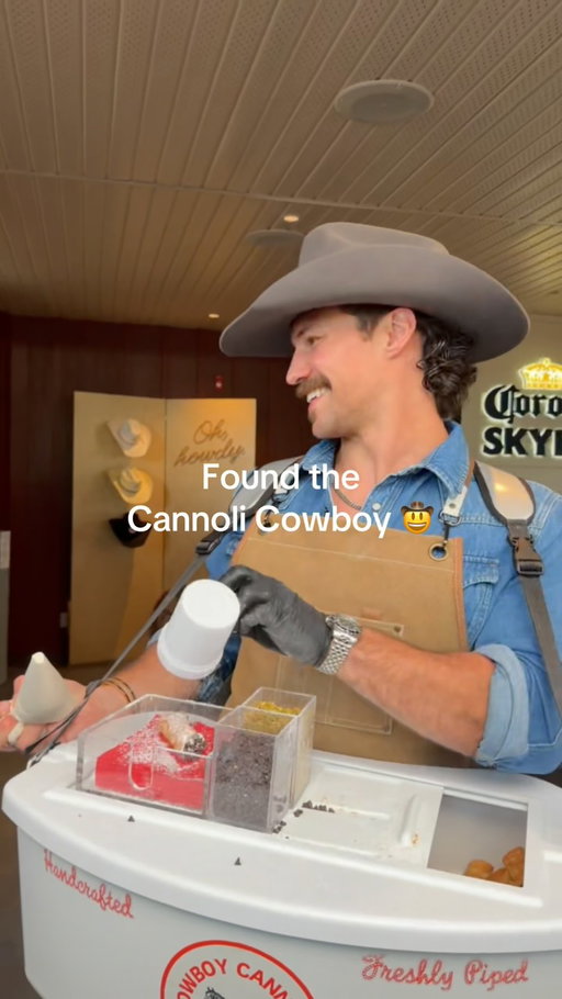 There he goes again 😉🤠
•
•
•
•
•
#fyp #rileygreen #cowboy #viral #foryoupage