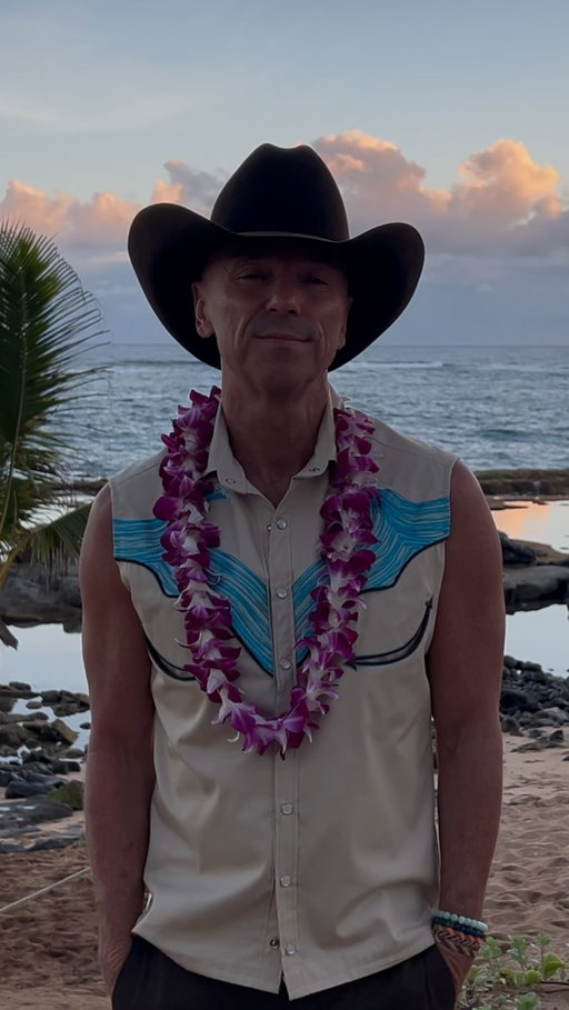 No Shoes Nation! Excited to share I’ll be going live on @TalkShopLive to give you the first look behind “Silver Sands Marina.” The stories behind the songs, and maybe a little unreleased music, too.

Plus it’s the only place to get the signed CD, signed vinyl, and signed picture disc vinyl before anyone else.

Thursday, July 30th. 7pm EST / 6pm CST / 4pm PST.

Don’t miss it. Link in bio to pre-order your copy today.