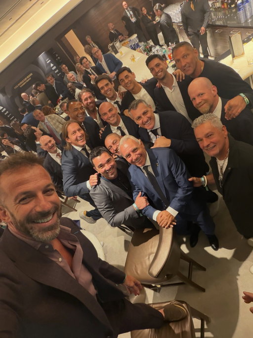 Few friends at the @fifaworldcup 😝
@sefutbol vs @equipedefrance