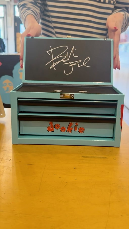 To celebrate the launch of the new 1959BJA amp, we’re hiding 20 exclusive collectibles across LA throughout the week.⚡️🩵

Inside each one, you’ll find exclusive goodies including 2 tickets to Marshall Live From The Roxy with 
@the__coverups on July 20th. 🎸

But you’ll have to earn them… Every location is tied to a moment of significance, so keep your eyes peeled and your knowledge sharp.

Find them if you can.

Turn our Story notifications ON. 📲