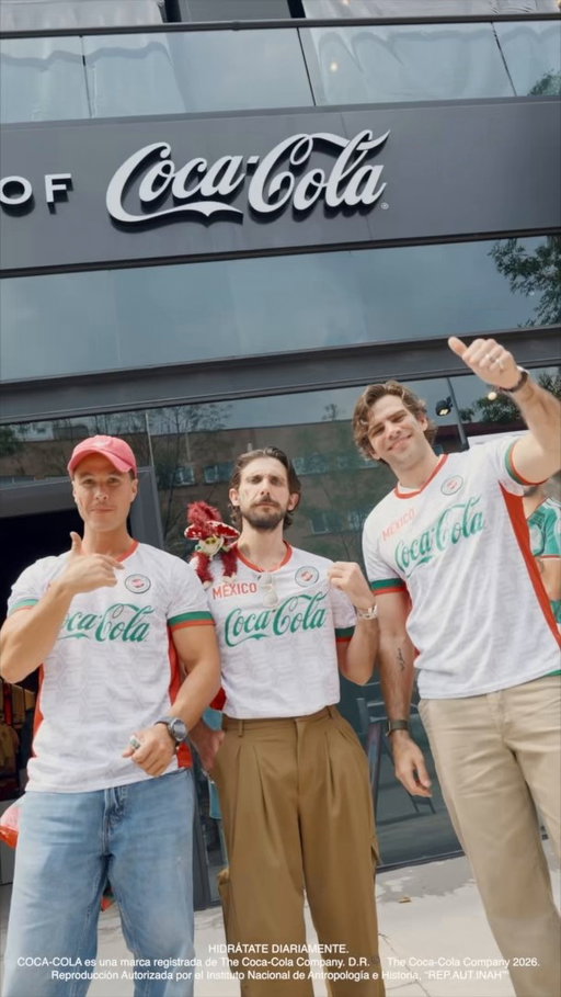 Bebidas, outfits, latas personalizadas. En House of Coca-Cola puedes encontrar de todo para preparar estos últimos partidos y vivir la emoción hasta el silbatazo final.