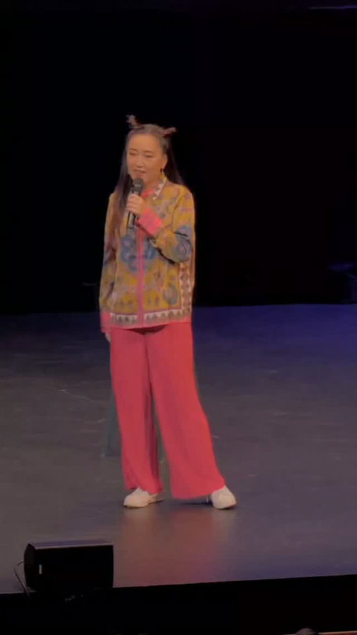 I have a radar for it 😆🩷

#standupcomedy #crowdwork #japanesecomedian #yumiverse #yuminagashima