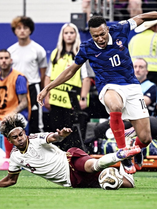 𝐋𝐀𝐌𝐈𝐍𝐄 𝐁𝐄𝐀𝐓𝐒 𝐌𝐁𝐀𝐏𝐏𝐄́… 𝐀𝐆𝐀𝐈𝐍! 💥

Lamine Yamal has 𝐍𝐄𝐕𝐄𝐑 𝐋𝐎𝐒𝐓 to Kylian Mbappé in a knockout match… 𝟏𝟎𝟎% 𝐖𝐈𝐍 𝐑𝐀𝐓𝐄! 🤯🇪🇸

✅ EURO semifinal - 2024
✅ Supercopa final - 2025
✅ Copa del Rey final - 2025
✅ Nations League semifinal - 2025
✅ Supercopa final - 2026
✅ World Cup semifinal - 2026

𝐒𝐈𝐗 𝐆𝐀𝐌𝐄𝐒. 𝐒𝐈𝐗 𝐖𝐈𝐍𝐒. 🥶

Mbappé will look for 𝐫𝐞𝐯𝐞𝐧𝐠𝐞 next season. ⚔️