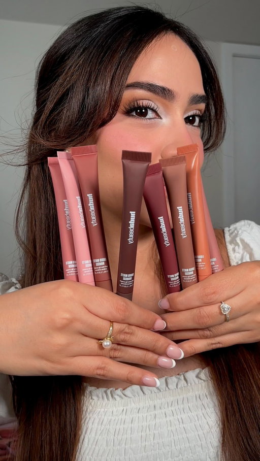 probando los nuevos liquid matte mousse de @hudabeauty 💗 admito que no soy muy fan de los labiales mate, pero esta formula se siente súper ligerita, como una nube ☁️ si eres fan de los labios mate, los tienes que probar! 

#newmakeup #hudabeauty #mattelips #labialmate #lipswatch