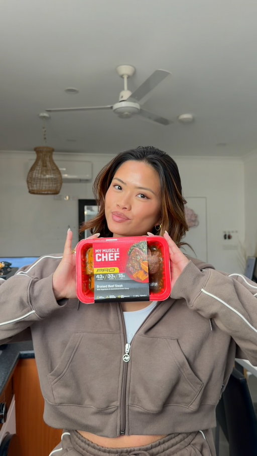 Sometimes there’s just no time to whip up a meal and that’s okay. @mymusclechef PRO Meals have been my lifesaver when I’m on the go! 

With up to 52g of protein per meal, less than 47g of carbohydrates and meals designed to support training, recovery and consistency they make staying on track so much easier.

Whenever I need to fuel up in the middle of the chaos, I know I’m covered. 🥘