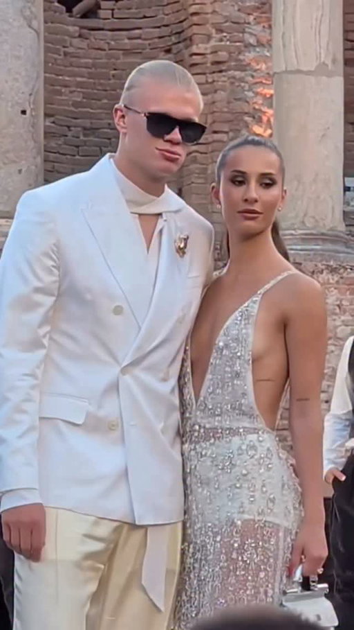 Forget the #WorldCup, #ErlingHaaland is a certified fashion boy. Last night, he arrived in Taormina, Sicily alongside girlfriend @Isabellaa Haugseng Johansen for @DolceGabbana’s Alta Sartoria show. Click the link in bio for #BritishVogue’s breakdown of why he’s fashion’s favourite footballer.
