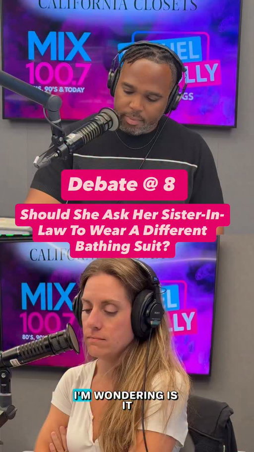 How should she handle this uncomfortable conversation? 🫣👙