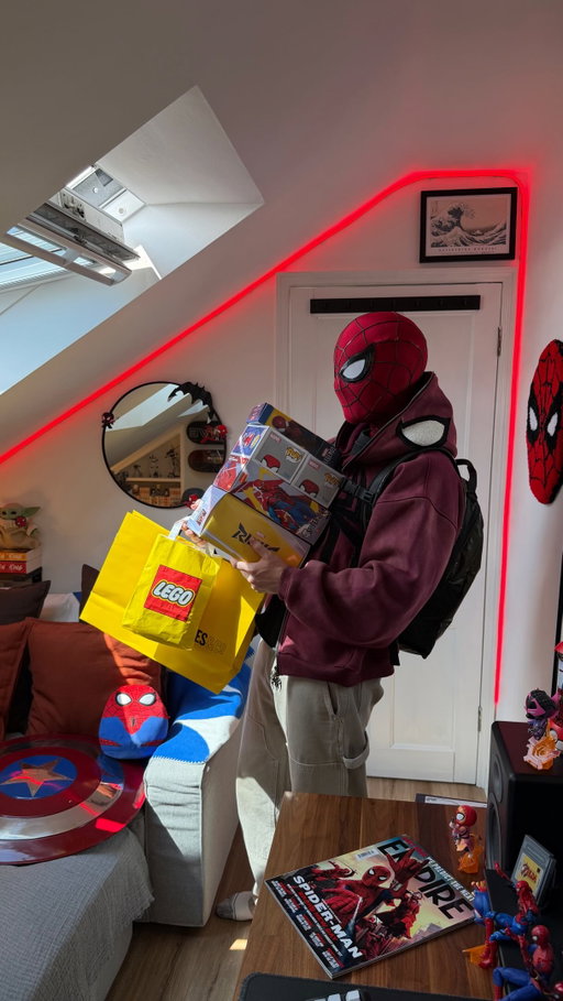 I’m busy 🤫
📦: @menkind @blokees.official @funko_europe @theofficialselfridges @lego @vendetta.archive 

#apartmenttherapy #roominspiration #bedroomideas #spidey #ledlights