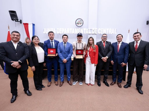 El sueño de todo un país también se construye con el reconocimiento de su gente 🇵🇾 

La Junta Departamental del Departamento Central rindió homenaje a la Selección Paraguaya y al presidente de la APF, Robert Harrison (@rharrisonp), por la destacada participación de la @albirroja en la Copa Mundial de la FIFA 2026.

En la ocasión, los integrantes de la Selección Nacional fueron declarados Ciudadanos Ilustres, en reconocimiento a la histórica participación en la máxima cita del fútbol mundial.

En representación del presidente Robert Harrison, recibió la distinción el secretario general de la APF, Luis Kanonnikoff, mientras que el mediocampista Matías Galarza lo hizo en nombre del plantel albirrojo.

El acto fue encabezado por el presidente de la Junta Departamental del Departamento Central, Eligio Colmán, en una emotiva ceremonia que destacó el compromiso, el esfuerzo y el orgullo con el que la Albirroja representó al país.

Un reconocimiento que pertenece a todo un equipo y a una nación que volvió a ilusionarse detrás de los colores de la Albirroja.