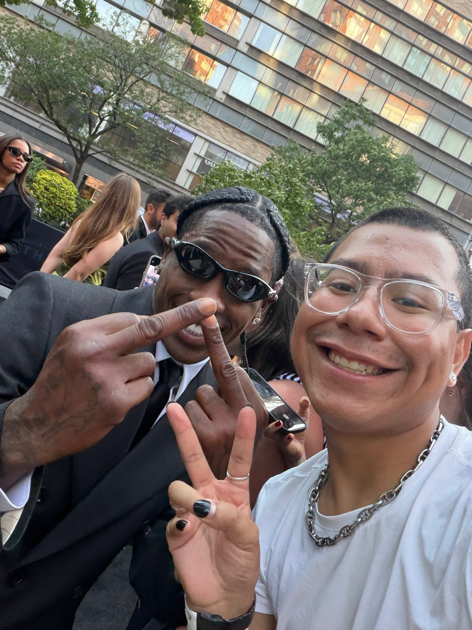Actor Travis Scott takes selfie with fan at ‘THE ODYSSEY’ premiere in New York City 🐐

📸: @jordonkels