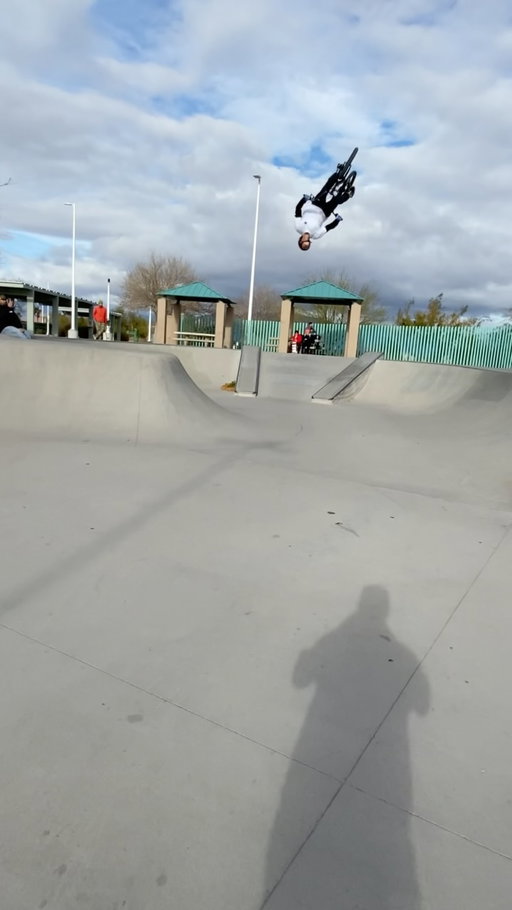 @AndyBuckworth throwing absolute hammers 😤

#MonsterEnergy #BMX #Bike