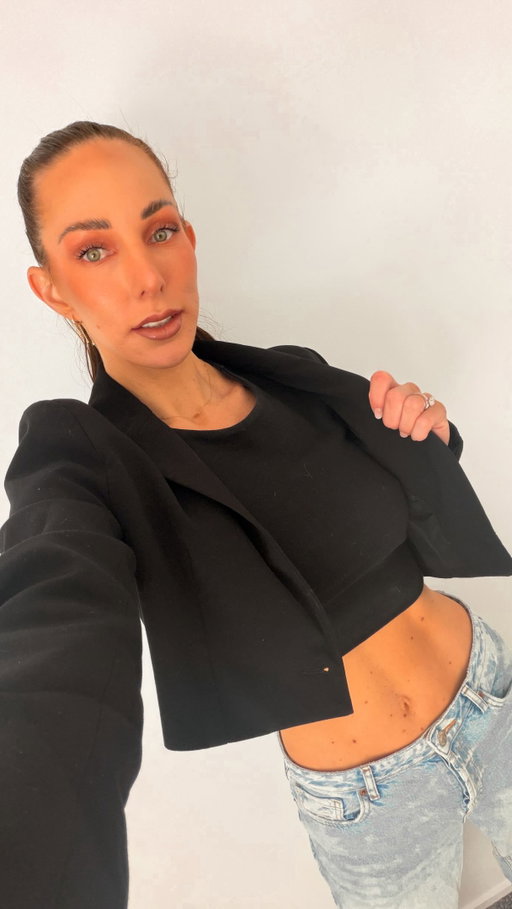 My coach pulled me up on something last week , I got triggered because I knew it was the truth. 
I’ve been sharing my life online for over 15 years and I’ve been through my fair share of hate and it has made me stronger and also made me scared to be my full self. 
Some days I’m so fine other days when my capacity is stretched it gets to me. 

But I know Comfort has never created growth.

Neither has trying to keep everyone happy. I also know I’ll never make everyone happy nor will everyone like me. I also know I have so much more gas in the tank and now it’s crystal clear how I’ve been watering myself down enough is enough. 

But from here I’m choosing courage over approval. I’d rather be my full self than a watered down version of myself because I can’t grow and really make the impact I want to make by playing small. 

Having people in your corner who pull you forward , show you you’re bound spots and help you break through barriers that are stopping you from reaching your full potential is everything.

Thankful for my coach and woman around my and also honoured I also get to help woman do exactly this in our 90 day accelerator program. 

Where are you ready to back yourself a little more?
Are you waiting for “ when you feel ready?”
“ a better time “
“ when life calms down”

REMINDER : Its a choice to step up and create a better life and BE THAT WOMAN who actually is devoted to herself and who she want to become , it won’t land in your lap when you feel ready🙌