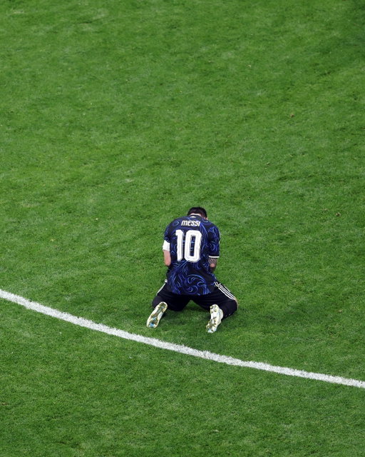 El desahogo de quien lo dio todo 🙌 

Arrodillado ante la historia. ¡Gracias por no rendirte nunca, Capitán! 🩵🤍