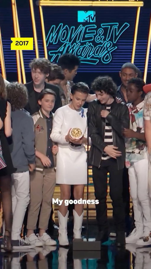 Ten years after @strangerthingstv premiered and this Show of the Year win still turns my world UPSIDE DOWN 🏆❤️

📍: 2017 #MTVAwards