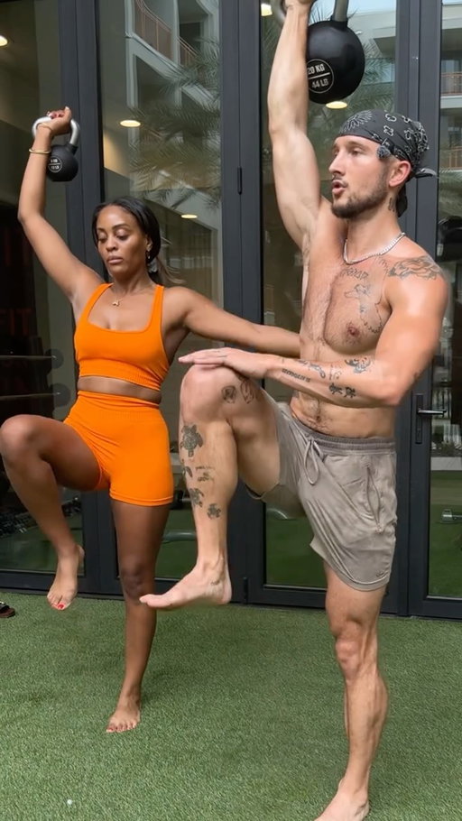 Girlfriend try’s my functional standing core workout 💪🏼🔥

Comment “CORE” and I’ll send you the full routine for free :) 

#functionalworkout #functionaltraining #functionalcore #coreworkout #kettlebell
