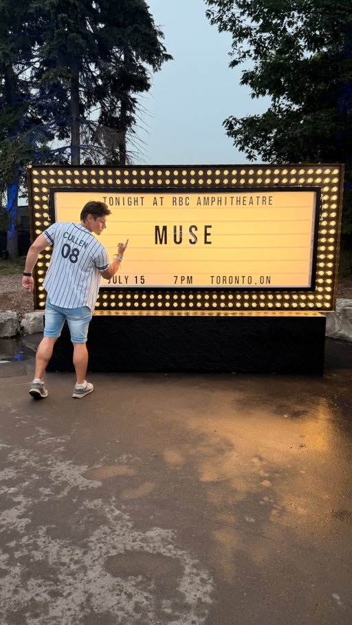 Edward’s very fast🏃‍♂️💨🧛
This Had to be done at the Muse concert im sorry
.
#twilight #edwardcullen #bellaswan #muse #jacobblack