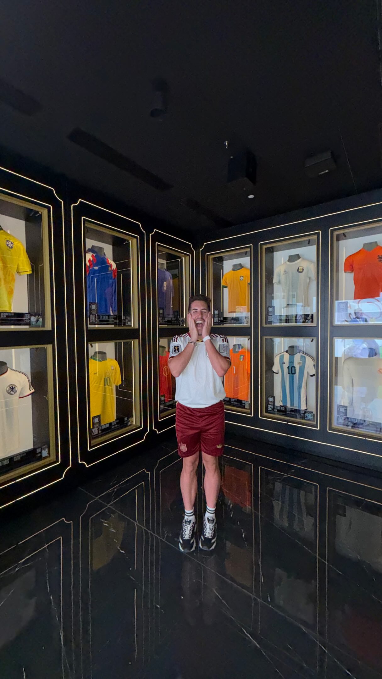 ⚽ Acabo de descubrir el museo de fútbol más grande del mundo 🤯

😍 Y ya os adelanto que vais a flipar… porque lo mejor de todo es que está en España.

🏆 Aquí encontrarás más de 4.000 piezas históricas, una colección valorada en más de 200 millones de euros y auténticas reliquias que han marcado la historia del fútbol.

😳 Pero espera… porque esto es solo el principio.

👕 Podrás ver más de 600 camisetas originales utilizadas por leyendas como Messi, Cristiano Ronaldo, Maradona, Pelé, Ronaldinho y muchos otros.

⚽ También descubrirás balones históricos, botas, trofeos originales y objetos únicos que jamás imaginabas ver tan de cerca.

🎬 Y una de las cosas que más me sorprendió fue su cine 4D, donde revivirás algunos de los momentos más épicos de la historia del fútbol como si estuvieras en el estadio.

📸 Además, podrás hacerte una foto con la Copa de la Champions, recorrer un montón de experiencias inmersivas y terminar la visita en su tienda oficial, donde incluso venden cajas misteriosas con camisetas retro.

💸 Y ojo, porque con mi código ELVIAJEDEIVAN10 tendrás un 10% de descuento, por lo que podrás visitar el museo desde solo 20€.

🔗 Reserva aquí:
https://glnk.io/73qy1/feverxelviajedeivan1aq

📍 Legends: The Home of Football
🚇 A solo 1 minuto de la Puerta del Sol (Madrid).

💬 ¿Con quién vendrías a descubrirlo? ⚽🔥

#Madrid #Fútbol #Legends #Planazo #ElViajeDeIvan