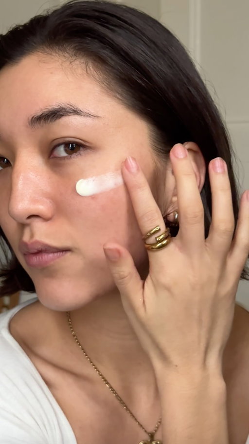 The same iconic glow and smooth base I already loved, now with even more skincare benefits. Safe to say, it passed the test. ✨
#ad #FaceBasePlus #BobbiBrown
@bobbibrownanz