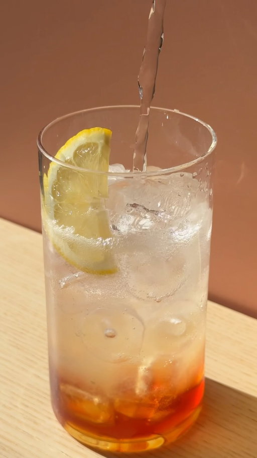 TART, SWEET + SPARKLING — Sparkling Earl Grey Lemonade 🍋 I can’t even begin to explain how otherworldly this tastes. Sparkling lemonade, sure, but with a hint of earl grey?? The black tea and bergamot in the earl grey + the lemon — Delicious and tbh, kinda of iconic. This was the perfect use for the earl grey syrup!

Sparkling Earl Grey Lemonade — 1 serving
• ice
• earl grey simple syrup, to taste (I used 2 tbsp)
• 1 1/2 oz (45 ml) lemon juice
• 10-12 oz (300-360 ml) sparkling water
• lemon slices, for garnish

Add your earl grey syrup to a glass with ice, followed by your lemon juice, and sparkling water. Garnish with lemon slices, stir + enjoy!

EARL GREY SIMPLE SYRUP:
Ingredients — yields 8oz
• 2 earl grey tea bags
• 4 oz (120 ml) hot water 
• 1/2 cup sugar (I used white granulated)

Start by combining your earl grey tea bags with hot water and letting them steep for 5 minutes. Once steeped, remove tea bags and add your sugar and stir until all of the sugar has dissolved. Let cool, then store in an airtight container for 2 weeks. 

#simplesyrup #earlgrey #lemonade #tea #homecafe