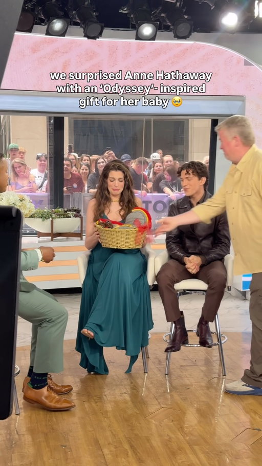 “Appropriately epic.” Congratulations on all of the things, @annehathaway! 🫶 #todayshow

Outfit by 🧶: @bitofwhimsycrochet