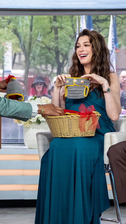 We surprised Anne Hathaway with a "The Odyssey" inspired outfit for her baby! 🥹 

Thank you to Dana from @BitofWhimsyCrochet! 🧶