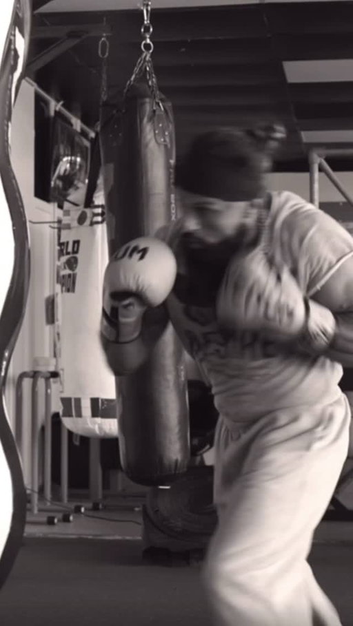 🥊 Most people avoid the bag room…Not because they can’t do it but Because nobody ever showed them how to be Mohammed I’m Well Hard Bruce Lee!

Enter my No Nonsense Tips + Three simple combinations that Flow better than a banging cup of tea in the morning after a Cold shower that will not only Bust Your Lungs into Life, Help you lose some Jiggley bits AND also BUILD some Muscle … yep it’s the Holy Grail of Gains!! So don’t be a blasphemer and get Blasting! ✊🏼

Would you give this boxing a go?👇

#boxing #bagwork #bodybuilding #fitness #gymmotivation boxingtraining functionalfitness cardio musclebuilding workout