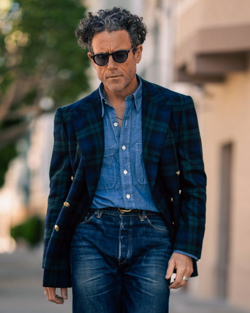 The blackwatch tartan sport coat and jeans look: @harrisons1863 Archive Cashmere 891603
Jacket @isartitaliani 
Chambray shirt @brycelandsco 
Jeans @stevensonoveralls 
Unlined cordovan loafers @aldenshoeco 
Frames @jacquesmariemage