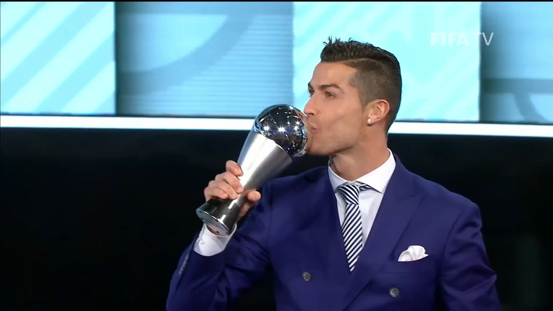 É IMPOSSÍVEL NÃO SE EMOCIONAR COM ESSE VÍDEO... 🥹🇵🇹

Simplesmente uma conversa entre o Cristiano Ronaldo adulto com o Cristianinho, ainda criança 👶

O CR7 pequeno mal sabia o que viria pela frente... GOAT! 🐐7️⃣

🚨 𝐒𝐄 𝐓𝐄𝐌 𝐂𝐎𝐏𝐀, 𝐄𝐒𝐐𝐔𝐄𝐂𝐄! É na CazéTV! 🤩📺

🎥 @zilorkstudios

#CopaNaCazéTV #CoberturaCazéTV #cztv04 #Original #CristianoRonaldo #Ronaldo #CR7
