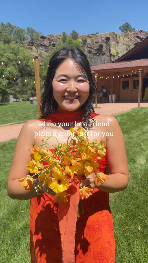 There is a Japanese word called “hanakotoba” which means “language of flowers” and it’s when specific meanings, codes, messages and emotions are assigned to different blossoms.

Apparently, these orange Butterfly Ranunculus that I’m holding were originally bred (in Japan which is neat!!) to create flowers that mimic the fluttering movement of butterfly wings 🥹🦋 and they symbolize freedom, transition, and joy ✨

I also looked up the hanakotoba for the green Amaranthus and it’s “immortality,” “unfading love,” and “eternal beauty” 🤩
GAH I LOVE FLOWERS! Now this makes me want to learn more hanakotoba! 💐

Anyways, cheers to my sweet Alexa ❤️ you executed this vision FLAWLESSLY and I’m honored to have been by your side on your special day! 💕

このオレンジのお花はバタフライラナンキュラスで、花言葉は「晴れやかな魅力」とか「輝きを放つ」なんだって🧡
実は日本で品種改良されて生まれたお花みたいで、蝶々がひらひら舞う姿をイメージして作られていて🥹🦋「自由」とか「人生の節目」、そして「喜び」を象徴してるらしい✨

あと、グリーンのアマランサスの花言葉も調べてみたら、
「不滅」とか「不変の愛」「永遠の美」だった🤩
これを知ったら、他のお花の花言葉も全部知りたくなっちゃった💐

とにかく、大好きなアレクサ、本当におめでとう❤️
アレクサのこだわりが全部カタチになってて、本当に完璧で最高の結婚式だったよ！

こんな特別な日に、一番近くで隣にいられて本当に光栄でした💕

#bouquet #bridesmaid #wedding #花言葉 #hanakotoba