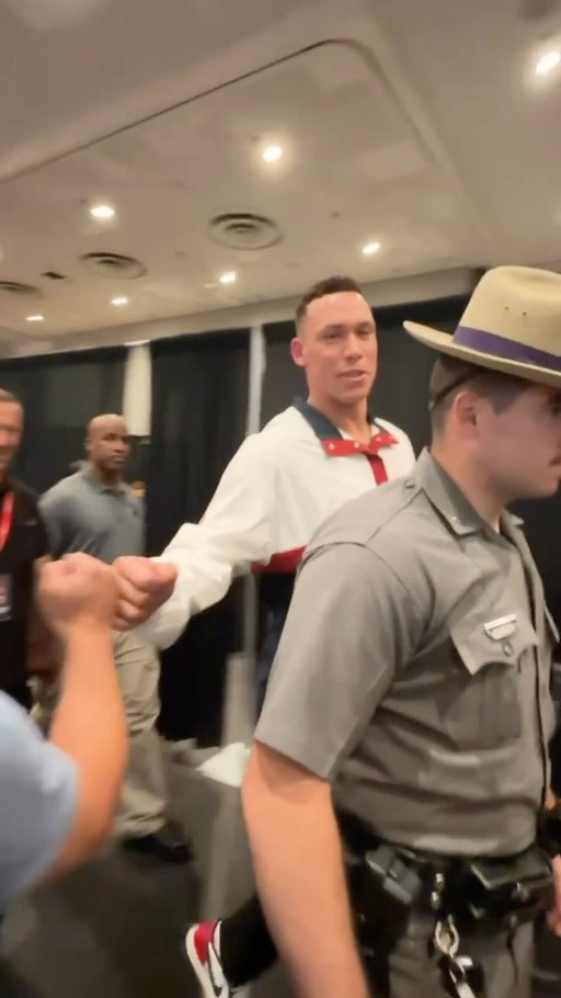 Always appreciate the deep conversations with my friend Aaron Judge 

#yankees #aaronjudge #sports #baseball #allstar