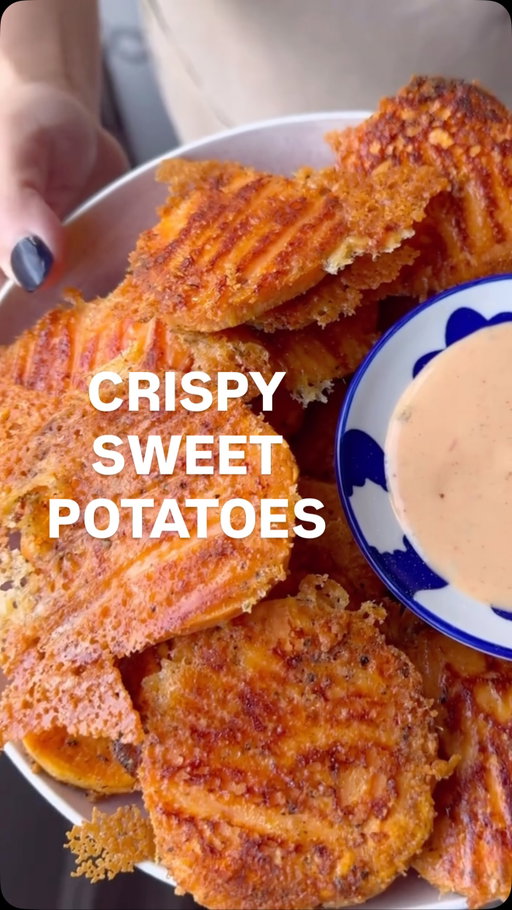Big shoutout to @chefallieskitchen for inspiring me to whip up these viral sweet potatoes! They’re crispy, cheesy, and SO easy to make. Perfect for when you want something indulgent but still Weight Watchers-friendly. 

Here’s how to make 4 servings of these dreamy bites:

💫 Ingredients:
1 large sweet potato (about 1 lb), peeled & sliced to 1/4-inch thickness
Avocado oil spray
Seasonings: 1 tsp Italian seasoning, 1/2 tsp onion powder, 1/4 tsp cracked black pepper, 1/8 tsp salt
1/2 cup grated Parmesan cheese

💡 How to Make It:
1️⃣ Toss the sweet potato slices in a bowl with avocado oil spray and the seasonings.
2️⃣ On a baking sheet, spread the Parmesan in a single layer.
3️⃣ Lay the seasoned sweet potatoes on top of the cheese.
4️⃣ Bake at 400°F for 10 minutes, then reduce the heat to 350°F for 10 more minutes.

Let us know if you make these, they’re incredible! Proof that sometimes the easiest recipes are the best 🙌🏼