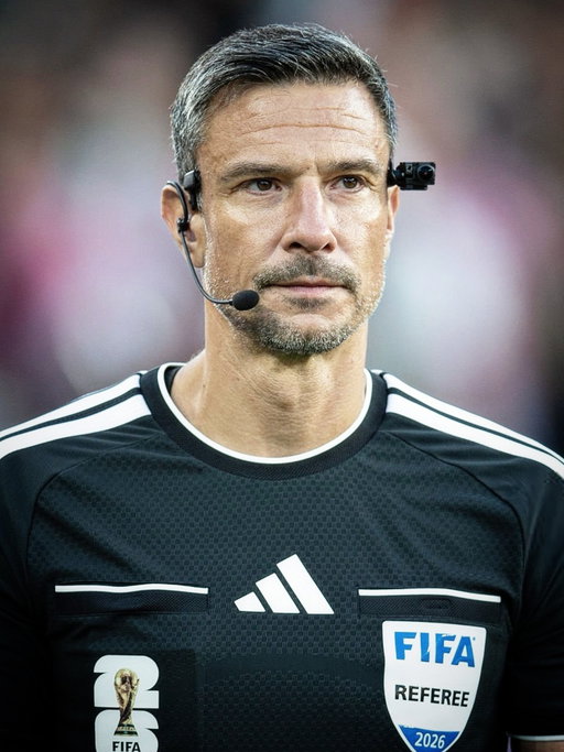 🚨 𝐎𝐅𝐅𝐈𝐂𝐈𝐀𝐋: Slavko Vincic, 𝐑𝐄𝐅𝐄𝐑𝐄𝐄 picked by FIFA for the 𝐖𝐎𝐑𝐋𝐃 𝐂𝐔𝐏 𝐅𝐈𝐍𝐀𝐋 on Sunday! 👨🏼‍⚖️🇪🇸🇦🇷

🇸🇮 Ref: Slavko Vincic 
🇸🇮 1st Assistant: Tomaz Klancnik 
🇸🇮 2nd Assistant: Andraz Kovacic 
🇦🇪 4th Official: Adham Makhadmeh 
🇦🇪 Reserve Assistant: Mohammad Alkalaf