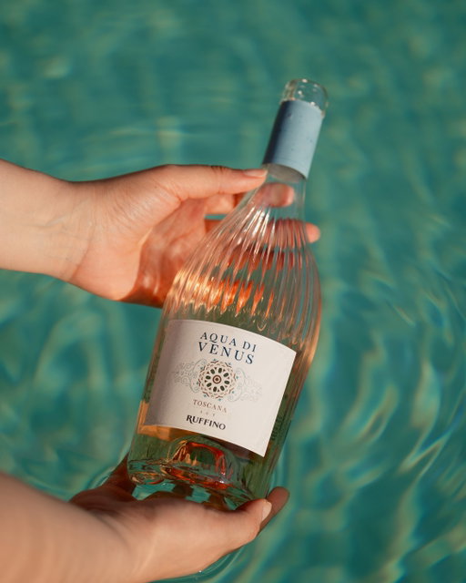 Bring a touch of freshness to your summer moments.

Aqua di Venus Toscana Igt: coppery-pink, fruity and salty. The perfect rosé to serve by the pool or at your favorite spot for enjoying the sunshine.

Find more on ruffino.it.

•

Dai un tocco di freschezza ai tuoi momenti estivi.

Aqua di Venus Toscana Igt: dal colore rosa ramato, con note fruttate e saline. Il rosé perfetto da servire a bordo piscina o nel tuo posto preferito per goderti il sole.

Scopri di più su ruffino.it.

#Ruffino1877 #AquadiVenusRosé #AquadiVenus
