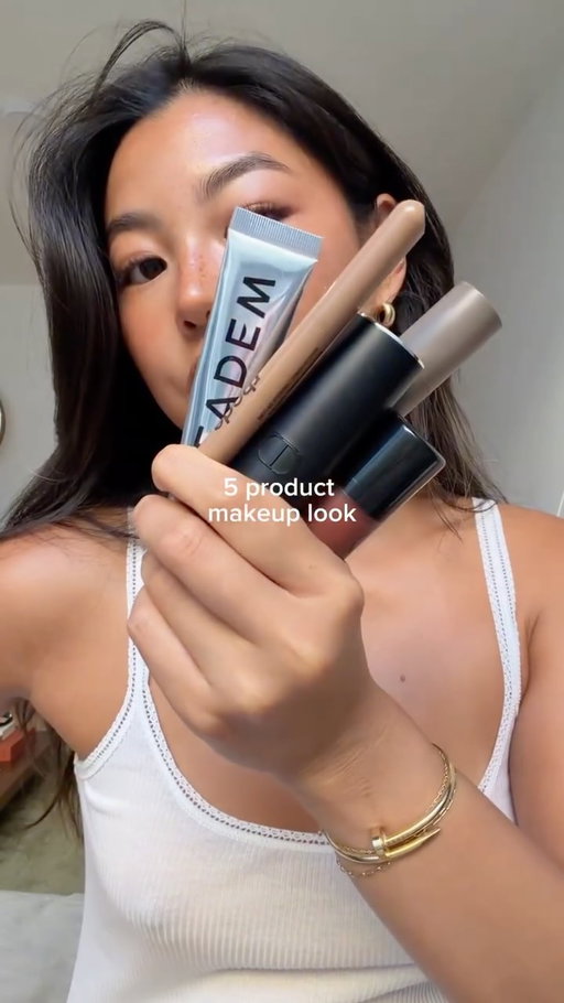 A quick & easy look with only 5 products: 

@diorbeauty contour stick in tan 
@saiebeauty blush in spicy
@merit concealer stick in sand 
@rhode lipliner in jump 
@eadem.co gloss in buttermochi

#summermakeup #everydaymakeup #beauty #topfive #makeupessentials