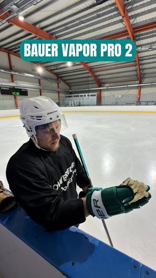 🔥 NHL styl. Profi ochrana. Maximální cit.

Hokejové rukavice BAUER VAPOR PRO NHL jsou navržené pro hráče, kteří chtějí být na ledě rychlí, obratní a mít jistotu při každém souboji. Inspirace nejlepší hokejovou ligou světa se zde spojuje s prvotřídní ochranou a legendárním Vapor střihem.

Proč si je zamilujete?

🥅 Legendární střih Vapor 👉 zúžený střih v oblasti prstů a ruky zajistí perfektní kontrolu hokejky, zatímco volnější zápěstí podporuje maximální pohyblivost.

🎨 NHL Color Edition 👉 exkluzivní barevná provedení inspirovaná týmy NHL dodají tvé výstroji jedinečný vzhled.

🛡️ Profesionální ochrana 👉 pěny s vysokou hustotou doplněné plastovými výztuhami spolehlivě pohltí tvrdé nárazy od puku i soupeřových holí.

🏒 Skvělý cit pro hru 👉 kvalitní dlaň nabízí výborný kontakt s hokejkou, jistý úchop a přesnou kontrolu při každé přihrávce i střele.

💨 Svěží i po náročném tréninku 👉 funkční vnitřní výstelka odvádí vlhkost, rychle schne a pomáhá omezovat vznik nepříjemného zápachu.

BAUER VAPOR PRO NHL jsou rukavice pro hráče, kteří chtějí spojit rychlost, pohodlí a profesionální ochranu v designu inspirovaném NHL. 🏒🔥

👉 https://bit.ly/NAJDEŠZDE
V různých velikostech 

#bauer #bauervapor #hokej #hockey #nhl