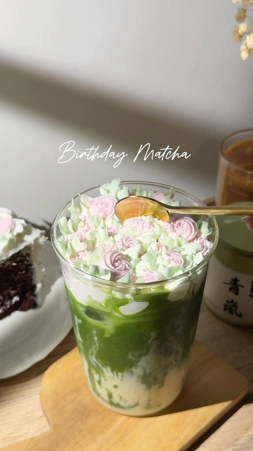 i made my birthday cake of course I need to make my birthday matcha too!! the cream was so good and pairing it with matcha was heaven 🤤 it tasted like a dessert hahaha

I used Marukyu Koyamaen Aoarashi gifted by my hubby but I was the one who ordered it 😂 also, I ordered Kinrin but for some reason i don’t know why they shipped me the Aoarashi 🥹 anyway, i still liked it and i really love how it creates a beautiful microfoam hihi 

Oh! I forgot to put a candle and blow it 😩😩 

thank you for all the greetings and wishes! love you all 🤍✨

#matcha #matchaathome #matcharecipes #matchalove #foryou 
homecafe • cafe • matcha latte • iced matcha • drink • recipe • homebody • vlog