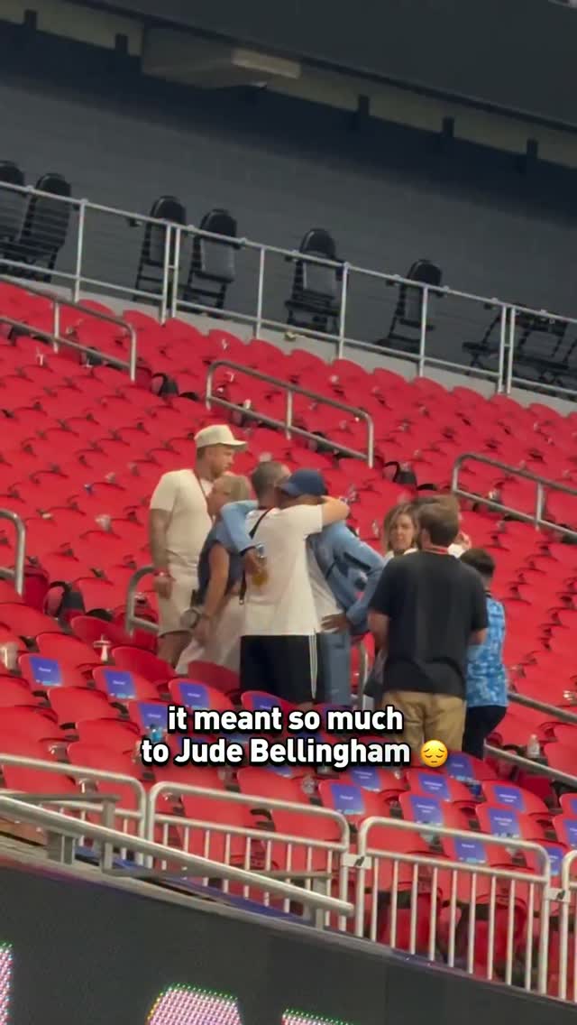 Heartbreak for Jude Bellingham as he shares an emotional embrace with his loved ones following England’s World Cup semi-final loss to Argentina ☹️
#England #Argentina #fifaworldcup2026 

🎥 /  @alexdelarosal