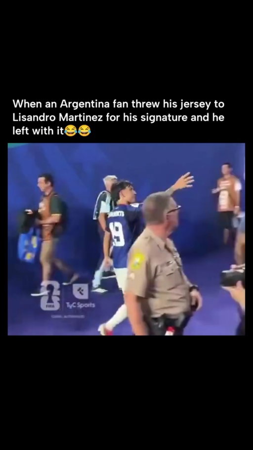 The Argentina fan had to go home without a shirt? 😭🤣