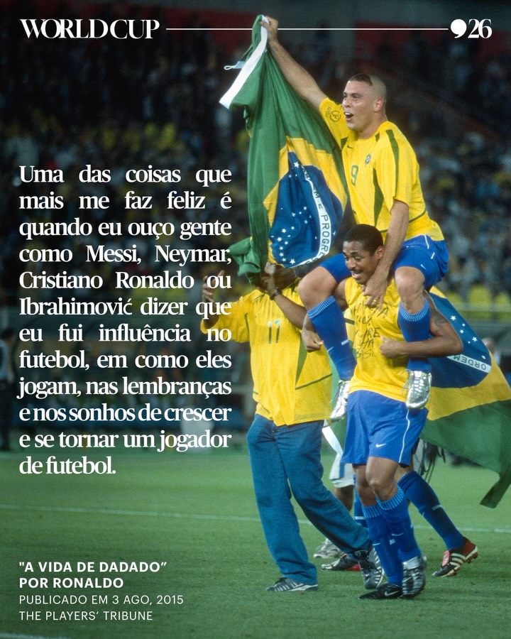 Em 2015, @ronaldo fez uma reflexão sobre suas memórias, seus sonhos e seu legado: “O futebol é como um vício. Para os jogadores. Para os torcedores. Para todos. É por isso que conquista tantas pessoas ao redor do mundo. Eu passei bastante tempo pensando desde que eu parei de jogar. Eu penso no que esse esporte me deu.

Eu quero ter certeza que esses garotos que estão crescendo agora – onde quer que eles estejam – veem o futebol da mesma forma que eu vi. Mas as cidades estão se transformando. Quando eu estava crescendo, havia campos de futebol em todos os lugares. Agora, existem prédios e outros empreendimentos ocupando um tanto daqueles espaços, assim você não vê mais tantos garotos nas ruas jogando futebol por aí.

Para mim, um campo de futebol é a coisa mais perfeita do mundo. Pode ser um estádio, numa praia, ou num quintal de grama com árvores frutíferas. Não importa. Quando você é criança, você pode olhar para o campo e ver o seu futuro.

Uma das coisas que mais me faz feliz é quando eu ouço gente como Messi, Neymar, Cristiano Ronaldo ou Ibrahimović dizer que eu fui influência no futebol, em como eles jogam, nas lembranças e nos sonhos de crescer e se tornar um jogador de futebol. Pense nisso… Eu era apenas um garoto pintando os muros e sonhando em ser como o Zico. Eles eram apenas garotos no Brasil, na Argentina, em Portugal e na Suécia sonhando em ser como eu. Nós somos ligados por esse sentimento, entende?

Isso é lindo para mim. Isso é o futebol para mim.”

Fenômeno. 🇧🇷⚽️⭐️

Leia a carta completa no link na bio. 

📸 @gettyimages , @apphotoarchive