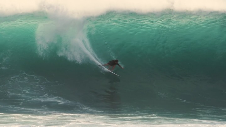 That historic winter swell 

Step back into it with GRAVITY by @john_john_florence 

Available on Red Bull TV 📺🍿

#surf #barrel #oahu