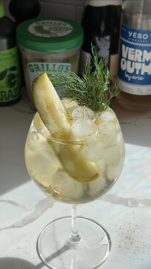Who wants a pickle spritz? 🥒

Pickled and briney cocktails are all the rage right now. This unexpected twist on a classic spritz uses leftover pickle brine to add a tangy, salty bite that perfectly balances the bubbles. You can also make it NA by swapping the brut for soda water.

Ingredients (per serving):
— 3/4 oz dry vermouth
— 1 oz pickle brine
— 4 oz brut or champagne

Add the dry vermouth and pickle brine to a chilled balloon glass with ice, then top with brut or champagne and gently stir until chilled. Garnish with a pickle spear, fresh dill, a few drops of olive oil, and freshly cracked black pepper. Enjoy!

*I doubled the ingredients in the video shown*

#cocktailrecipe #cocktails101 #easycocktail #picklespritz #spritz