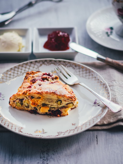 Himbeer-Pistazien-Scones mit weißer Schokolade 😍

Es wird ein bisschen kühler in den nächsten Tagen und ich kann es kaum erwarten, den Ofen wieder anzuwerfen! 🙌🏻 Ich vermisse es nämlich sehr, zu backen. Aber bei den Temperaturen habe ich da gar keinen Spaß dran 🫠 Jetzt am Wochenende lohnt es sich! 😅

Und vielleicht sind diese Scones das Richtige für euer Wochenendfrühstück? Sie sind nach meinem gelingsicheren Grundrezept ganz einfach zusammengerührt und die Kombination aus frischen Himbeeren, knackigen Pistazien und weißer Schokolade ist einfach unschlagbar! 👌🏻

👉🏻 Antwortet jetzt mit
REZEPT 
und ich schicke es euch direkt 🙋🏼‍♀️

❤️ Weitere leckere Beerenrezepte findet ihr heute nochmal bei @zimtkeksundapfeltarte @waseigenes @feiertaeglich @diejungskochenundbacken und @skueche