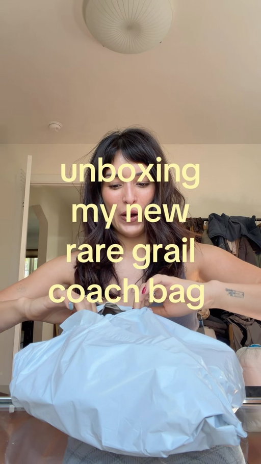 does anyone know the name or style of this bag? yapping you in @coach #rarecoachbag #coachpurse #vintagecoach